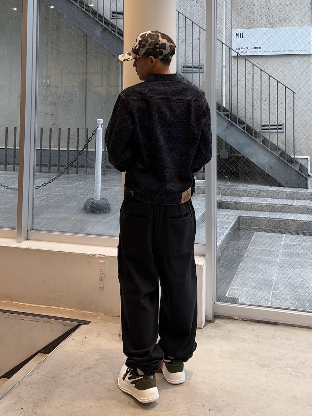 ブルー系のブルゾン、ブラック系のその他パンツ、ブラック系のキャップを着用したメンズの秋コーディネートの4枚目の写真