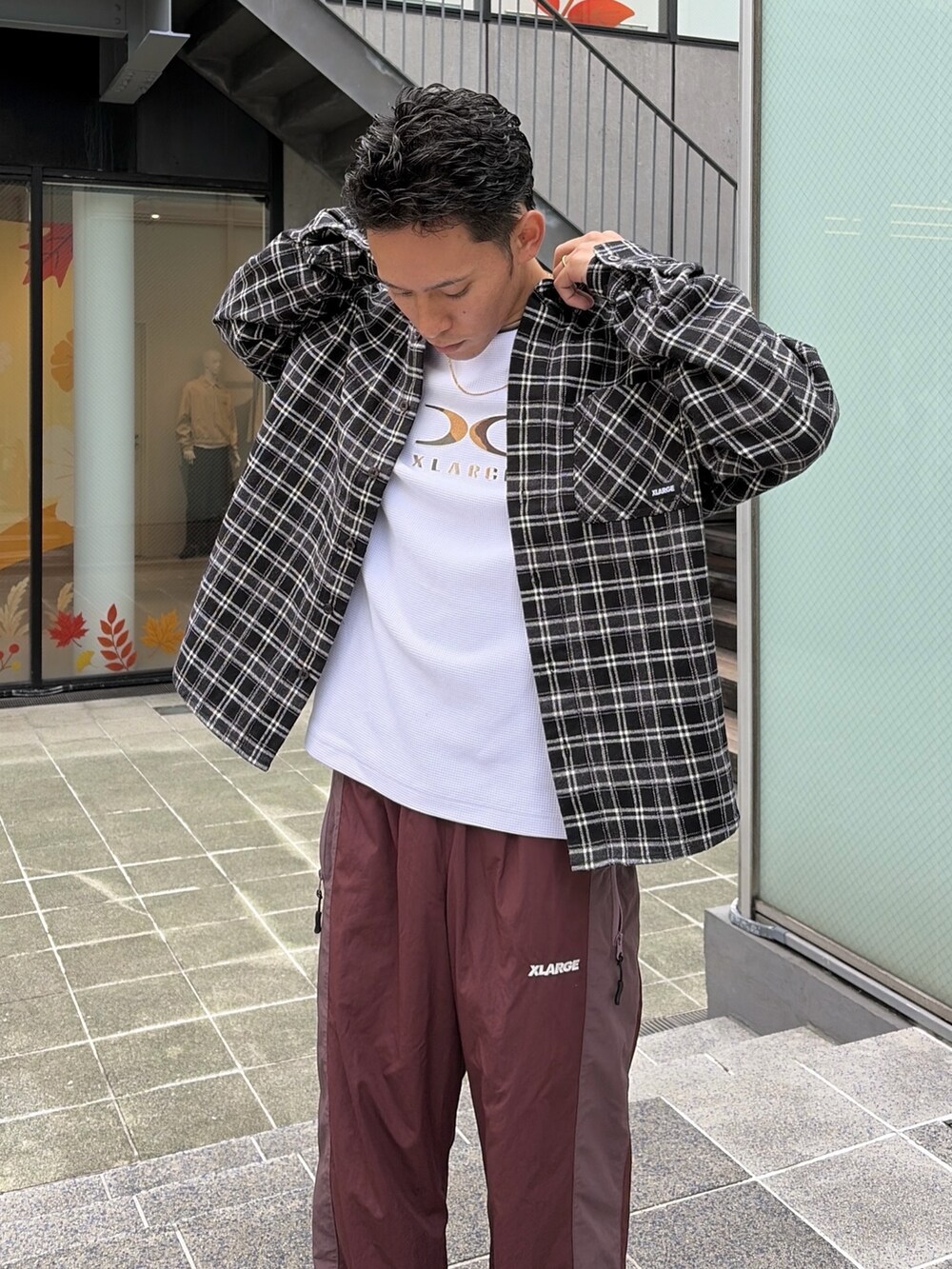 ホワイト系のTシャツ/カットソー、ブラック系のシャツ/ブラウス、レッド系のその他パンツを着用したメンズの秋コーディネートの7枚目の写真