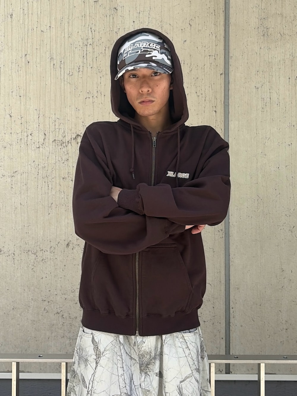 グレー系のパーカー、その他のその他パンツ、ブラック系のキャップを着用したメンズの夏コーディネートの5枚目の写真