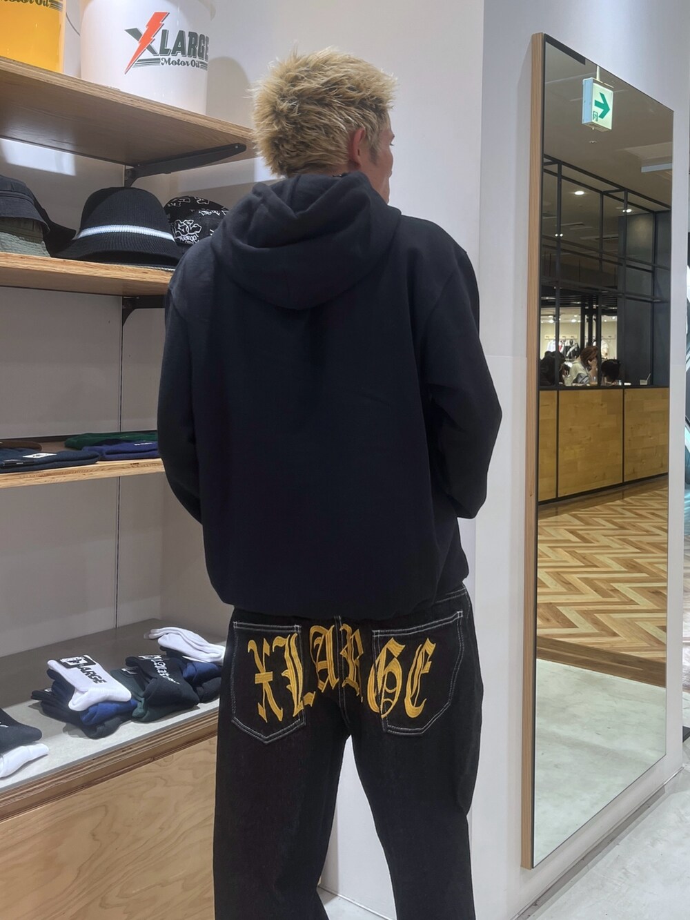 ブラック系のベスト、ブラック系のパーカー、ブラック系のデニムパンツを着用したメンズの秋コーディネートの8枚目の写真