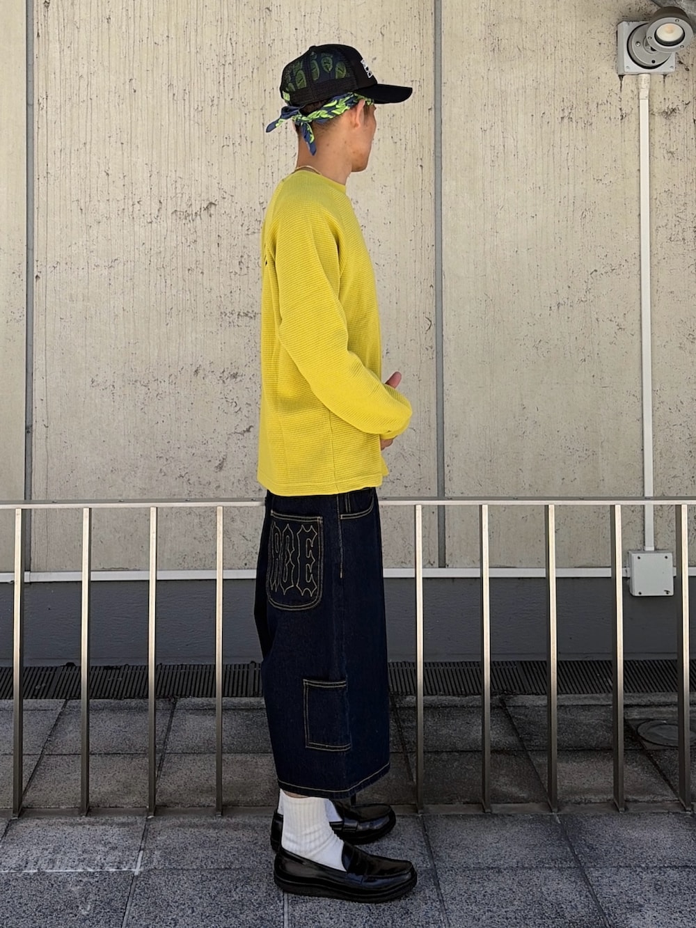 その他のTシャツ/カットソー、ブルー系のデニムパンツ、ブラック系のキャップを着用したメンズの夏コーディネートの3枚目の写真