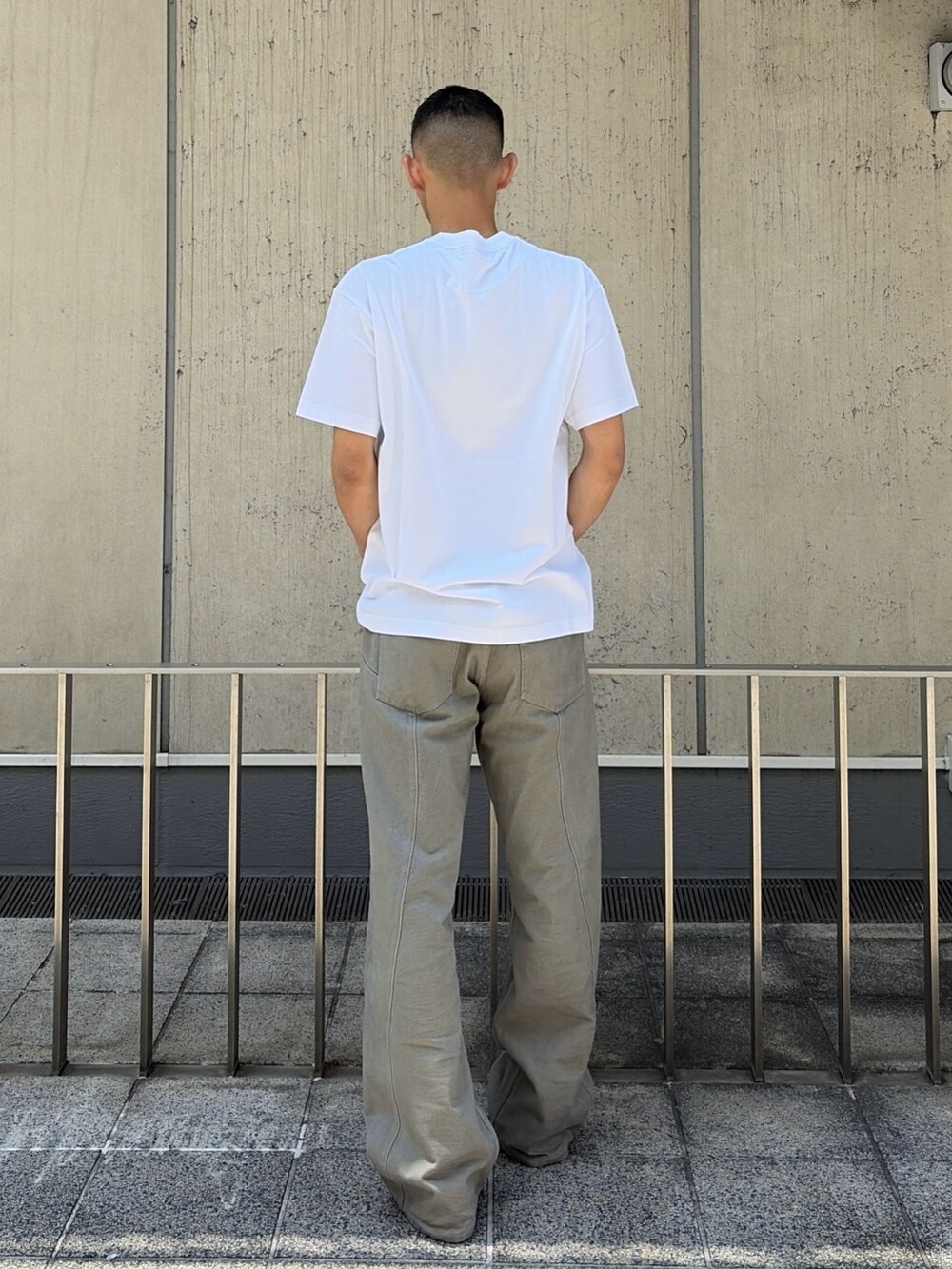 ホワイト系のTシャツ/カットソー、グレー系のその他パンツを着用したメンズの夏コーディネートの4枚目の写真