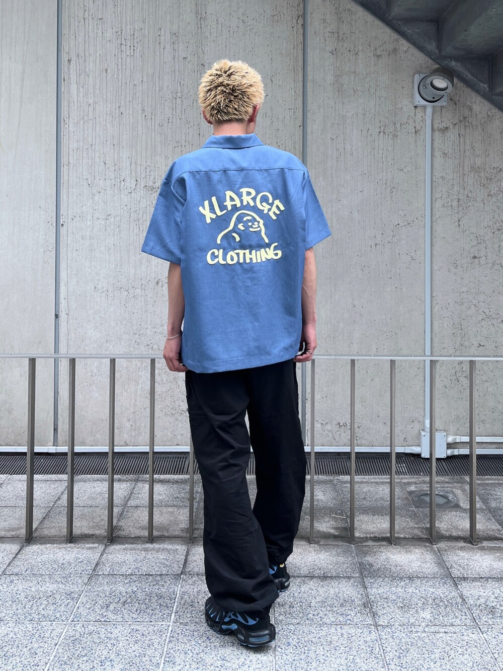 イエロー系のシャツ/ブラウス、ブラック系のその他パンツを着用したメンズの夏コーディネートの3枚目の写真