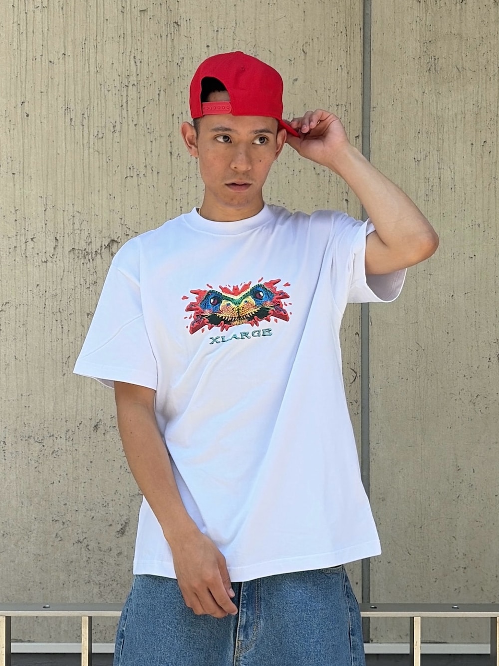 ホワイト系のTシャツ/カットソー、その他のその他パンツ、レッド系のキャップを着用したメンズの夏コーディネートの5枚目の写真