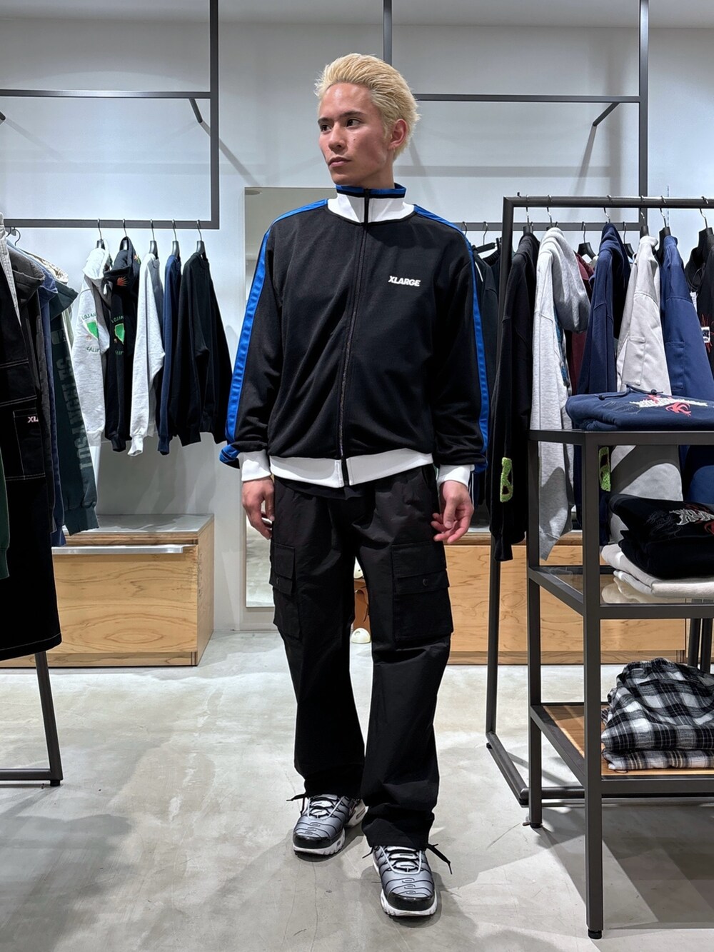 ブラック系のブルゾン、ブラック系のカーゴパンツ、ブラック系のTシャツ/カットソーを着用したメンズの冬コーディネートの2枚目の写真