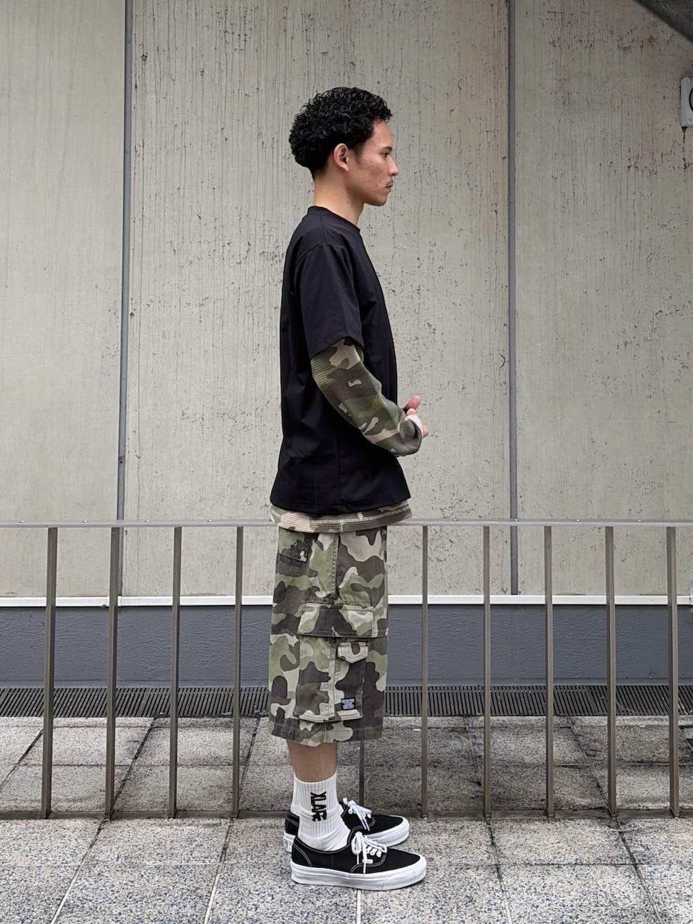 その他のカーゴパンツ、ホワイト系のTシャツ/カットソー、その他のTシャツ/カットソーを着用したメンズの春コーディネートの4枚目の写真