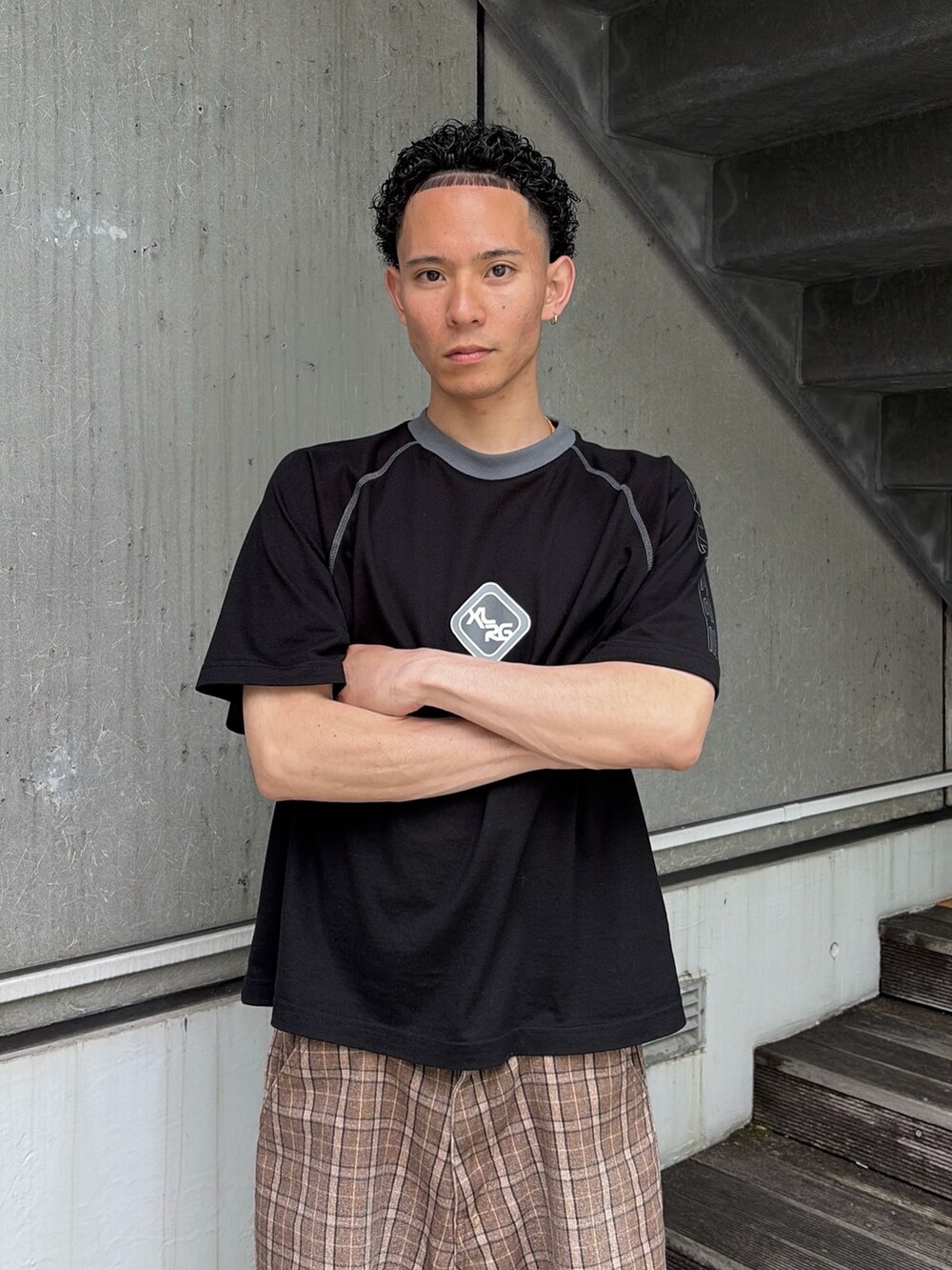 ブラック系のTシャツ/カットソー、その他のその他パンツを着用したメンズの春コーディネートの6枚目の写真