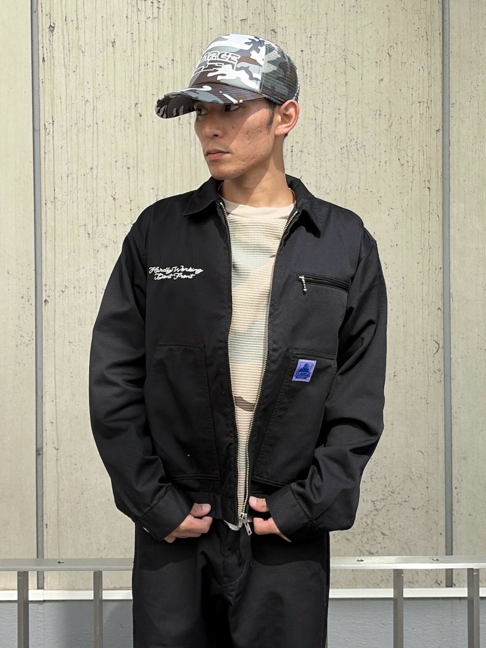 ブラック系のブルゾン、その他のTシャツ/カットソー、ブラック系のその他パンツを着用したメンズの夏コーディネートの7枚目の写真