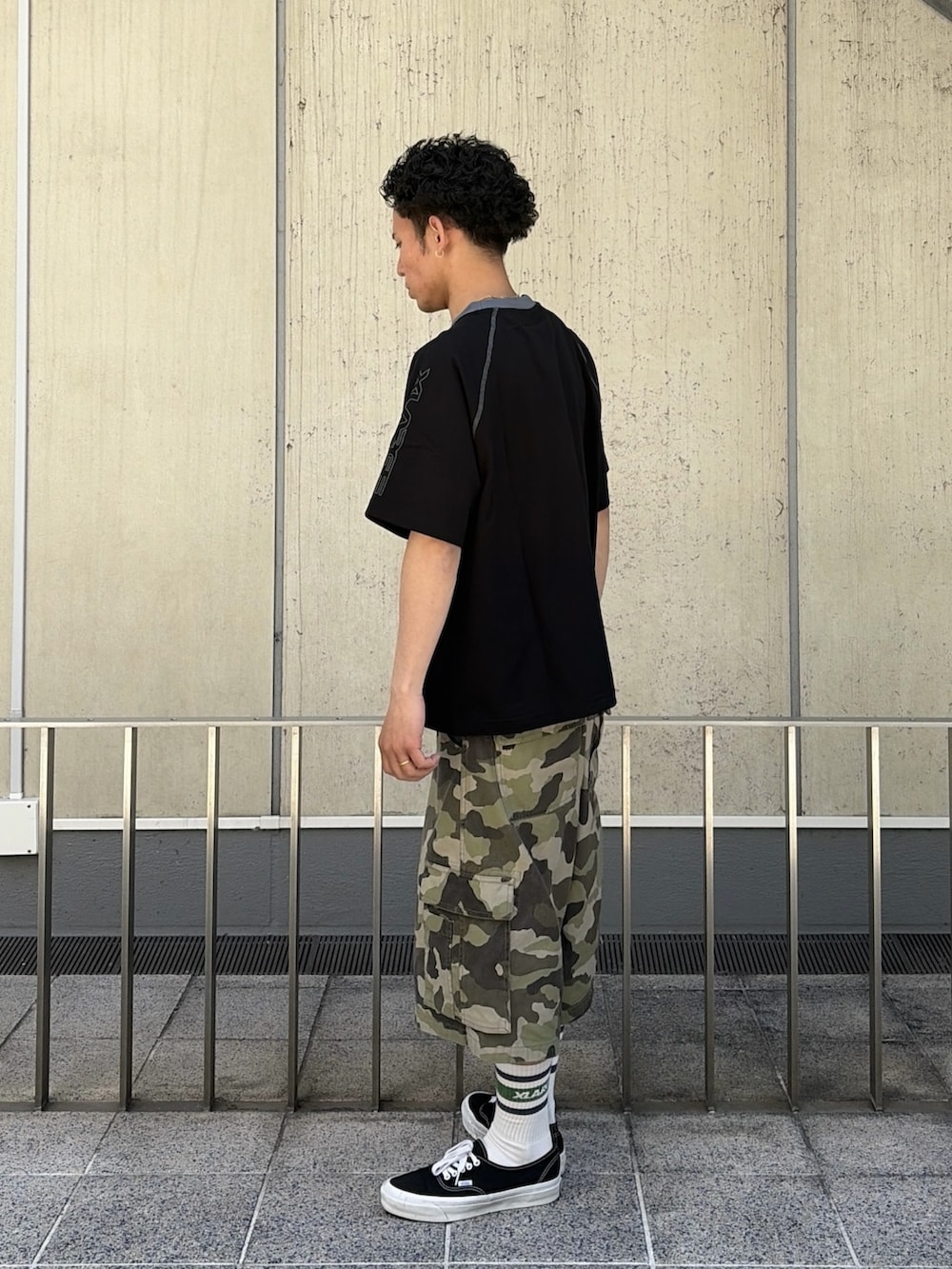 その他のカーゴパンツ、ブラック系のTシャツ/カットソーを着用したメンズの春コーディネートの3枚目の写真