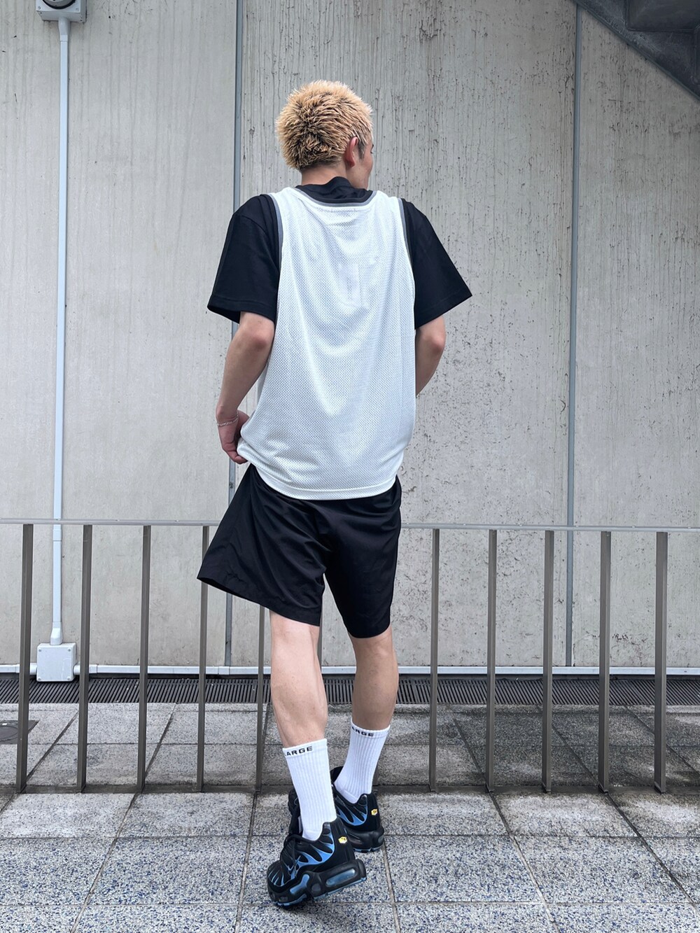 ホワイト系のTシャツ/カットソー、ホワイト系のTシャツ/カットソー、ブラウン系のその他パンツを着用したメンズの夏コーディネートの3枚目の写真