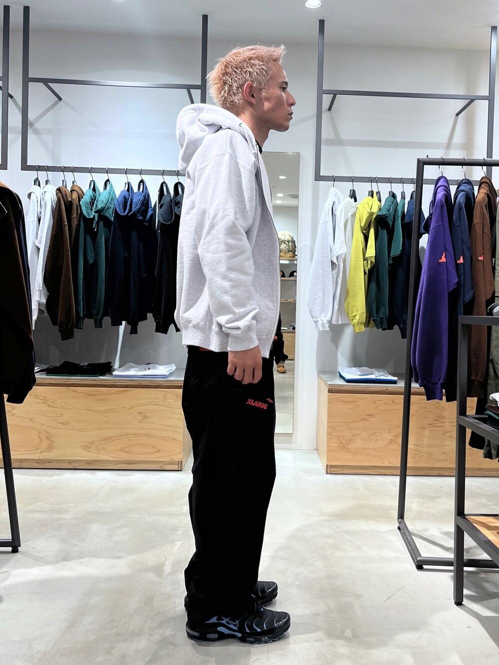 ブラック系のその他パンツ、グリーン系のパーカーを着用したメンズの秋コーディネートの4枚目の写真