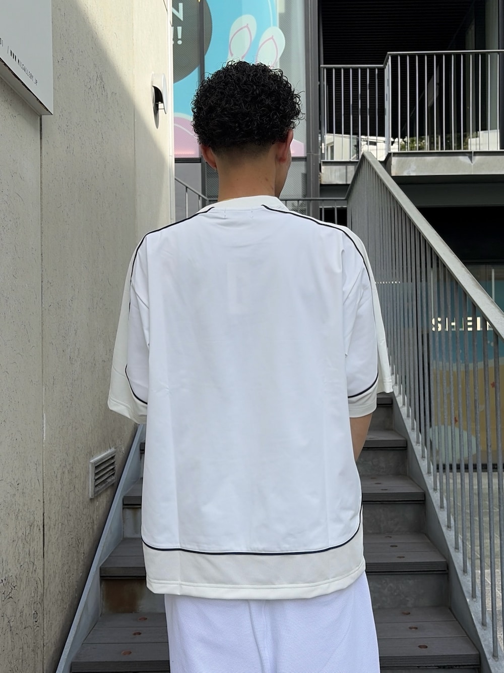 ホワイト系のその他パンツ、ホワイト系のTシャツ/カットソーを着用したメンズの春コーディネートの7枚目の写真