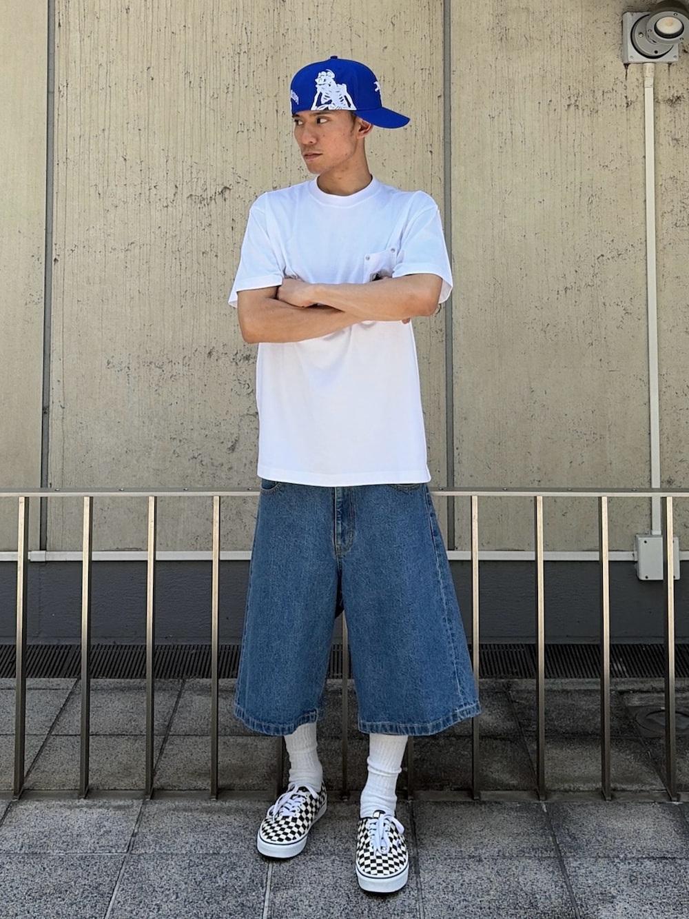 ブラック系のTシャツ/カットソー、その他のその他パンツ、ブルー系のキャップを着用したメンズの夏コーディネートの5枚目の写真