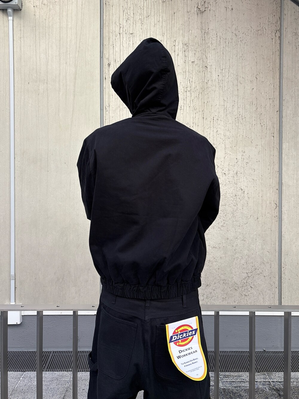 ブラック系のその他アウター、ブラック系のその他パンツ、ブラック系の手袋を着用したメンズの秋コーディネートの7枚目の写真