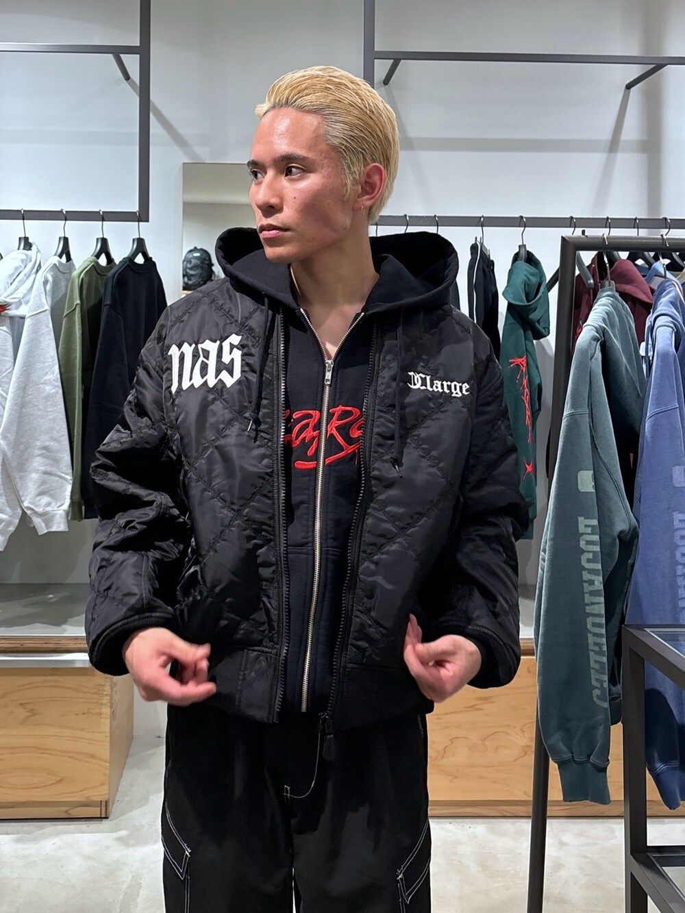 ブラック系のカーゴパンツ、ブラック系のブルゾン、ブラック系のパーカーを着用したメンズの冬コーディネートの4枚目の写真