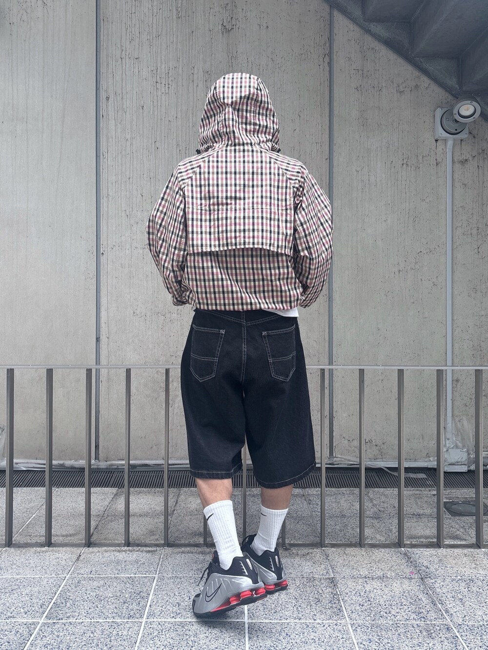 ピンク系のその他アウター、ブラック系のその他パンツを着用したメンズの春コーディネートの4枚目の写真