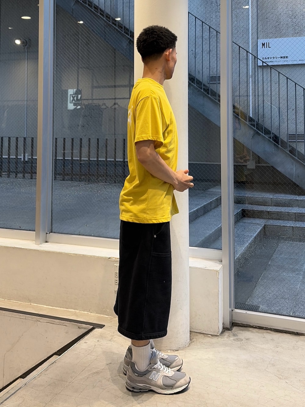 イエロー系のTシャツ/カットソー、グレー系のスウェットパンツを着用したメンズの夏コーディネートの4枚目の写真