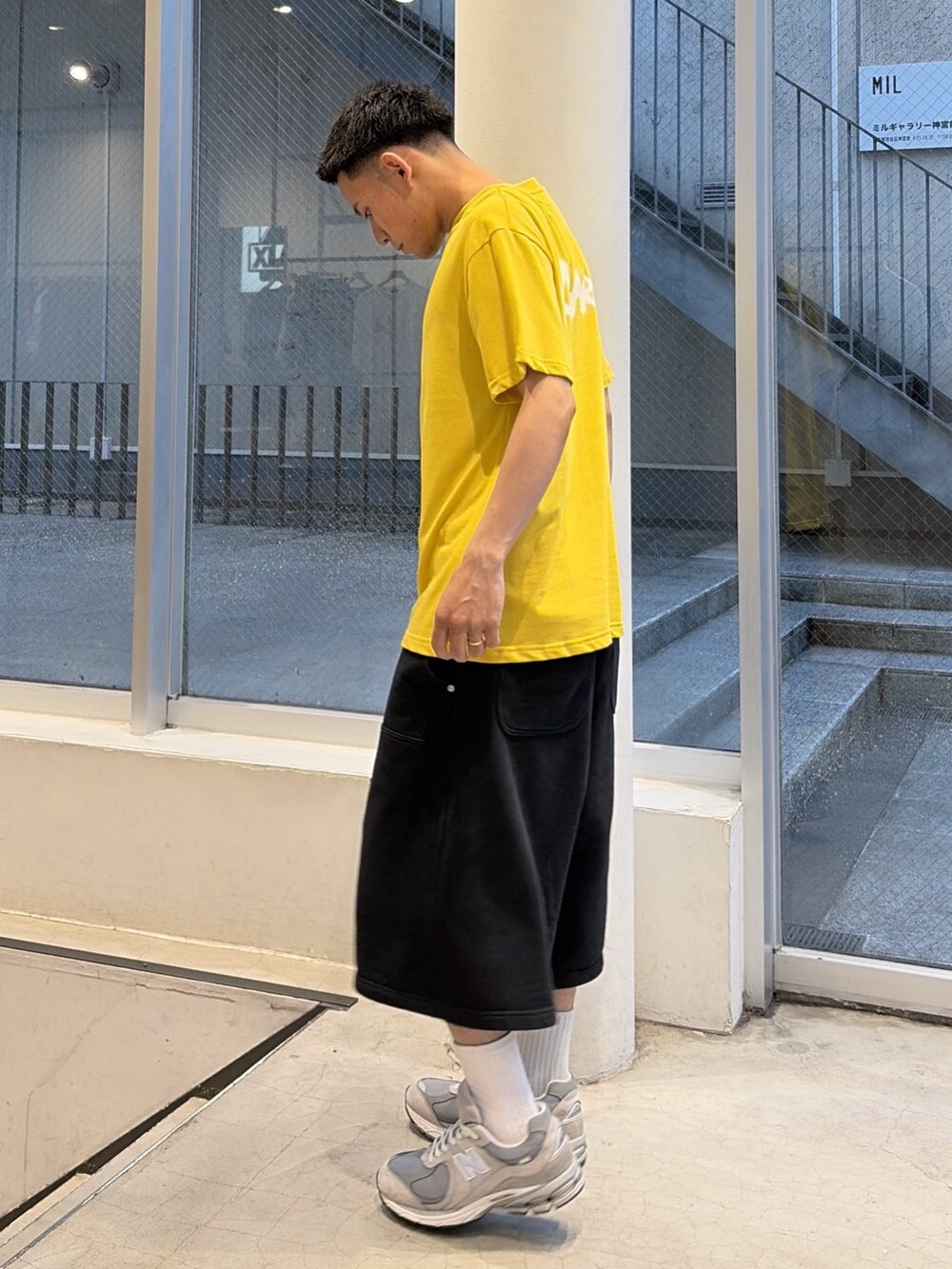 イエロー系のTシャツ/カットソー、グレー系のスウェットパンツを着用したメンズの夏コーディネートの3枚目の写真