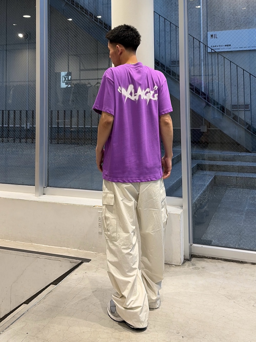 ホワイト系のTシャツ/カットソー、ホワイト系のカーゴパンツを着用したメンズの夏コーディネートの5枚目の写真