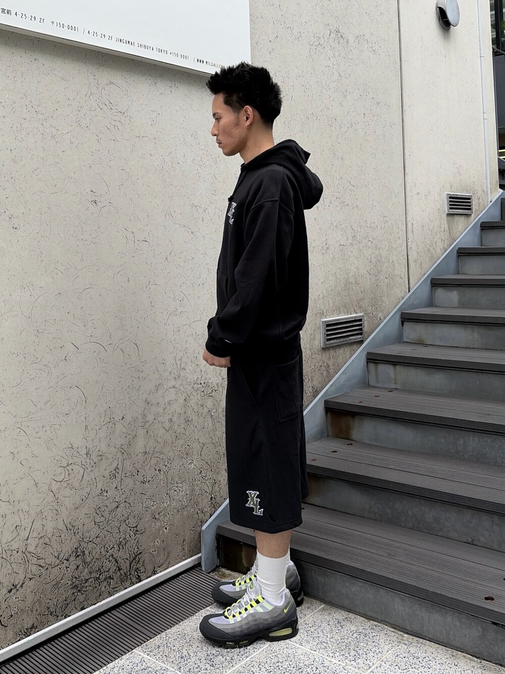 ブラック系のパーカー、ブラック系のスウェットパンツを着用したメンズの春コーディネートの2枚目の写真