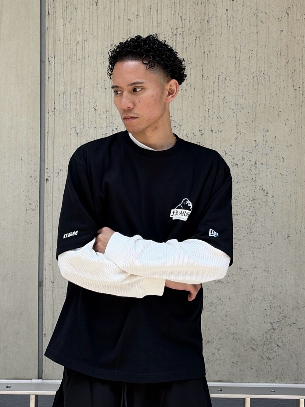 ブラック系のTシャツ/カットソー、ブラック系のその他パンツ、ホワイト系のTシャツ/カットソーを着用したメンズの夏コーディネートの7枚目の写真
