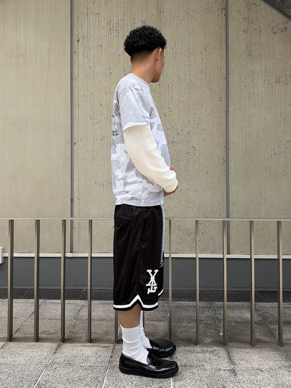 ブラック系のその他パンツ、その他のTシャツ/カットソー、ホワイト系のTシャツ/カットソーを着用したメンズの夏コーディネートの3枚目の写真