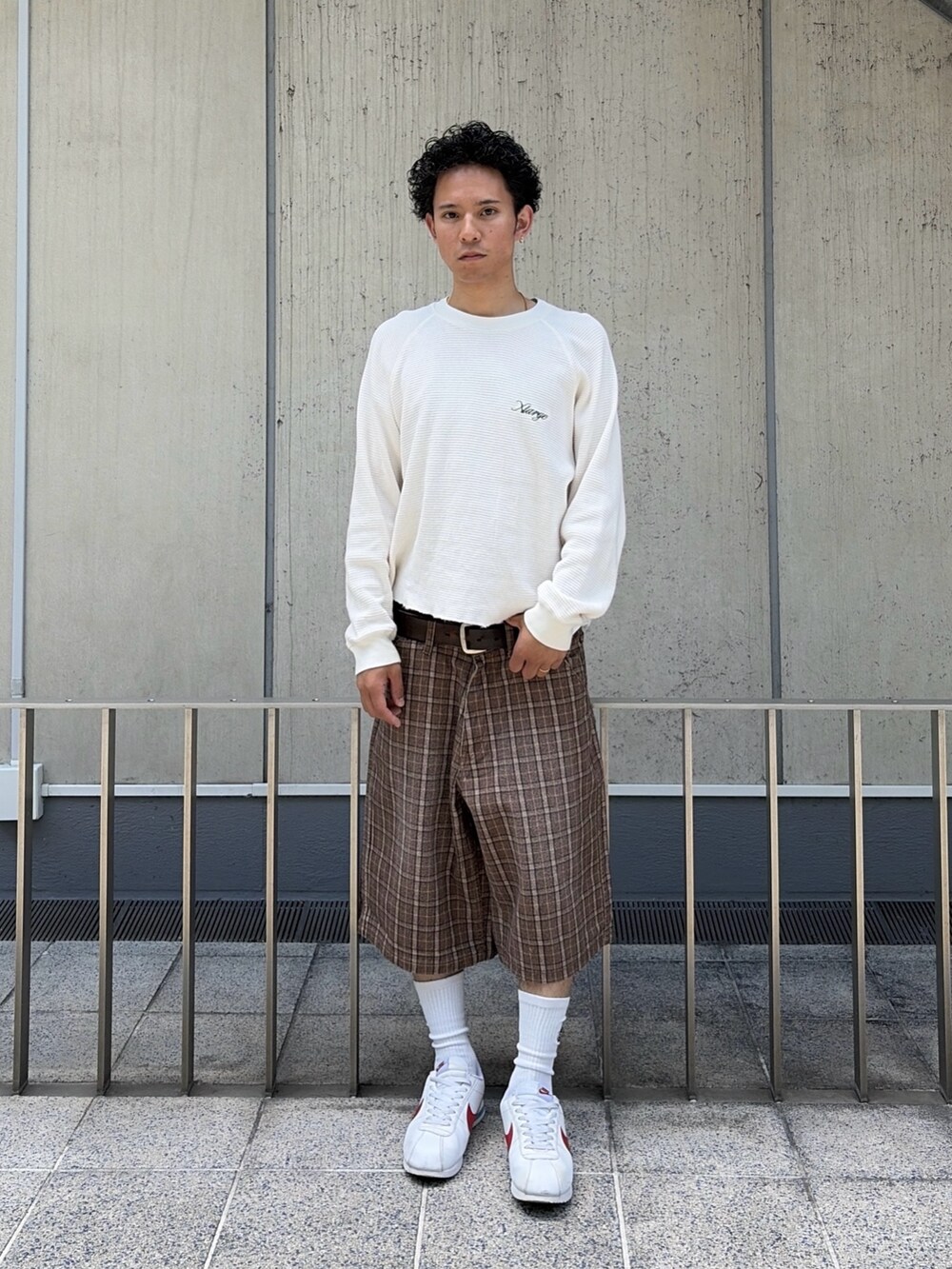 パープル系のTシャツ/カットソー、ホワイト系のTシャツ/カットソー、その他のその他パンツを着用したメンズの春コーディネートの5枚目の写真