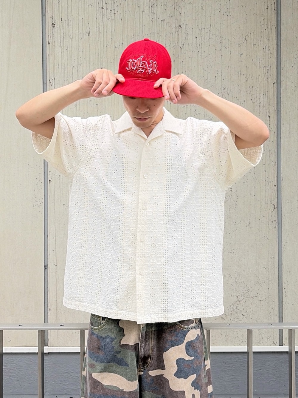 ホワイト系のシャツ/ブラウス、その他のその他パンツ、レッド系のキャップを着用したメンズの夏コーディネートの6枚目の写真