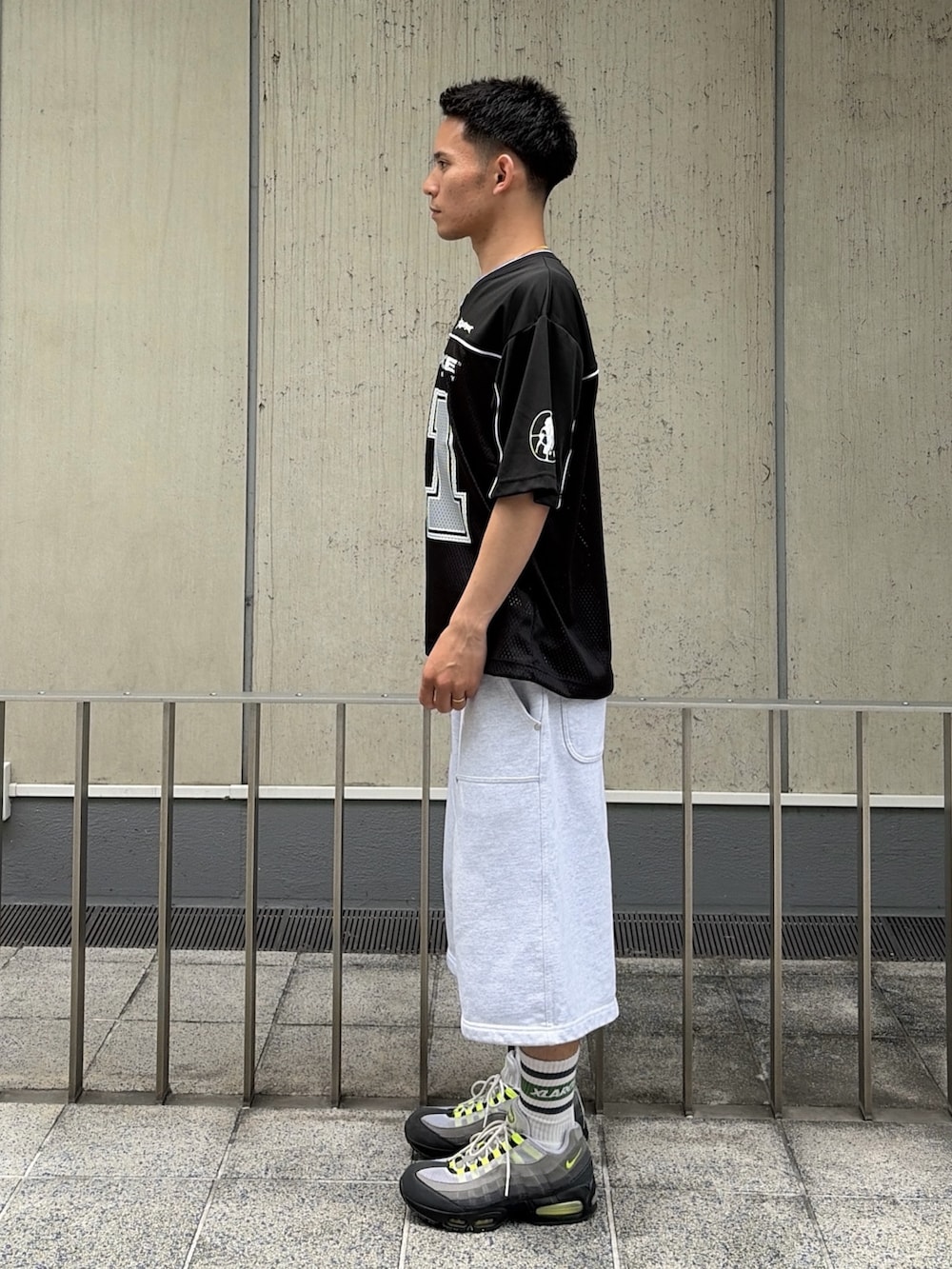 ホワイト系のTシャツ/カットソー、グレー系のスウェットパンツを着用したメンズの夏コーディネートの2枚目の写真
