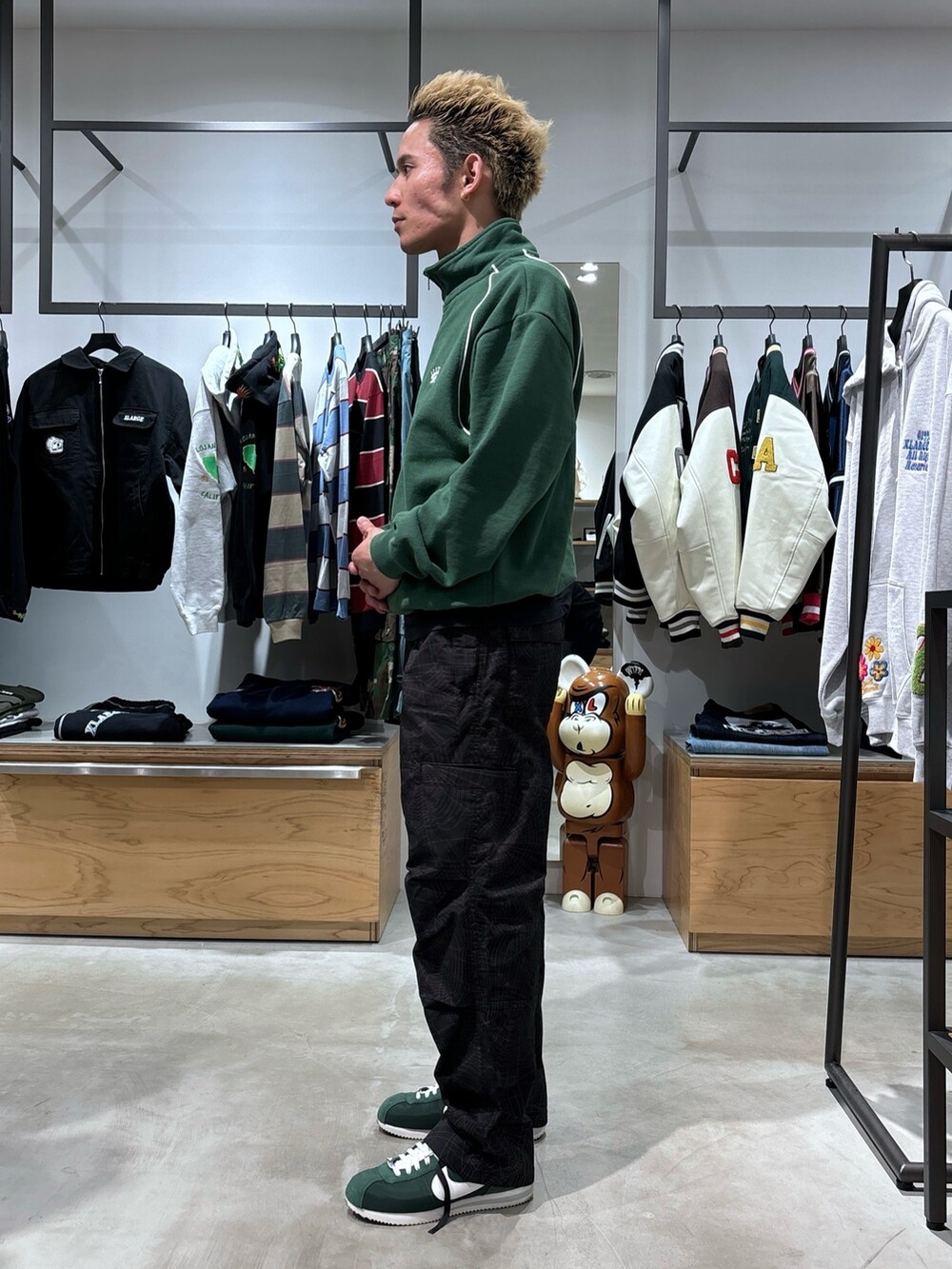 グリーン系のスウェット、ブラック系のその他パンツを着用したメンズの冬コーディネートの3枚目の写真