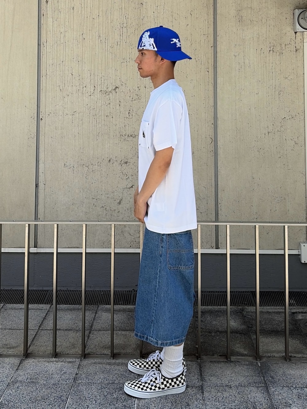 ブラック系のTシャツ/カットソー、その他のその他パンツ、ブルー系のキャップを着用したメンズの夏コーディネートの2枚目の写真