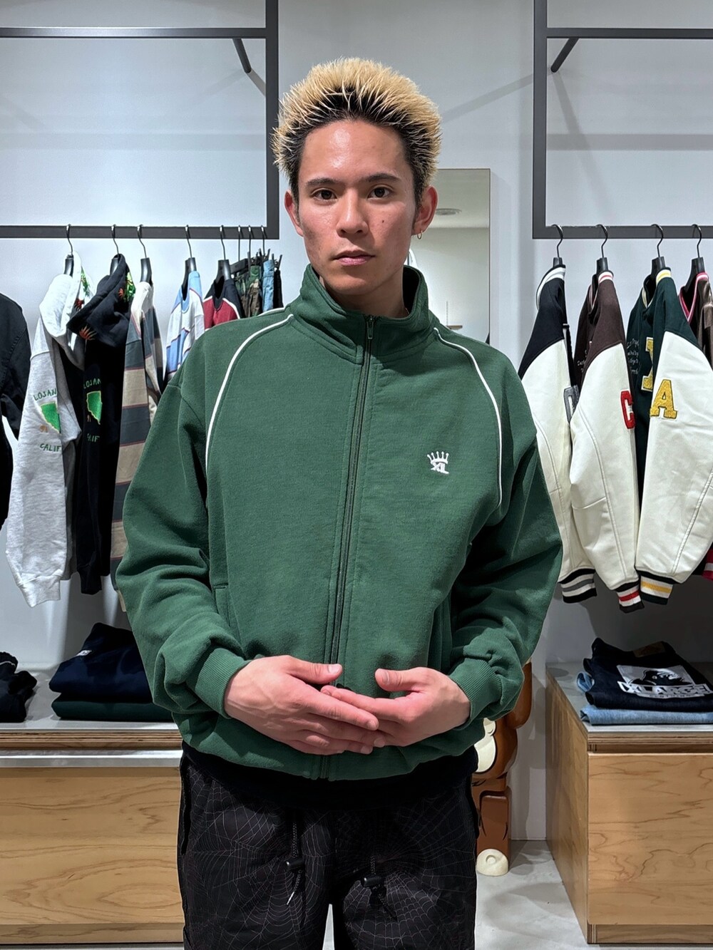 グリーン系のスウェット、ブラック系のその他パンツを着用したメンズの冬コーディネートの5枚目の写真