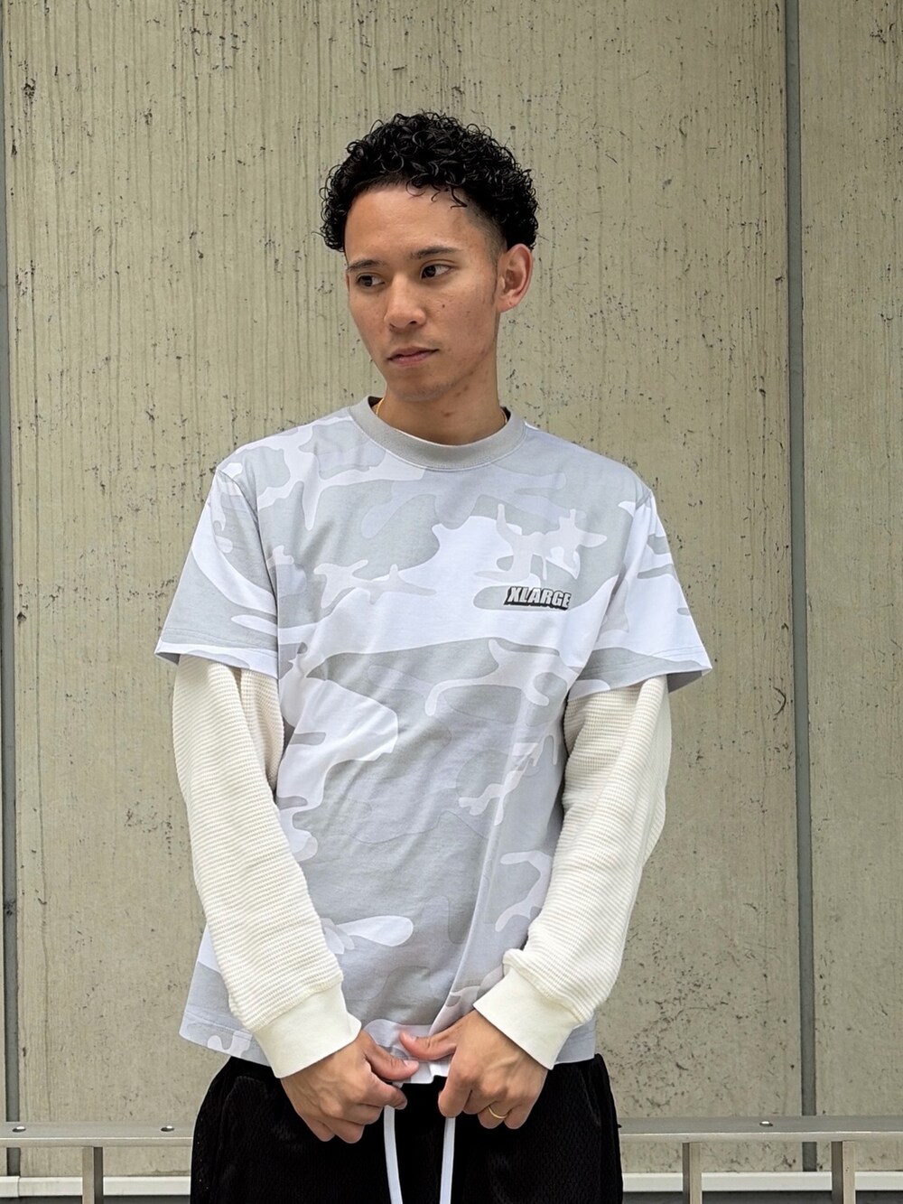 ブラック系のその他パンツ、その他のTシャツ/カットソー、ホワイト系のTシャツ/カットソーを着用したメンズの夏コーディネートの5枚目の写真