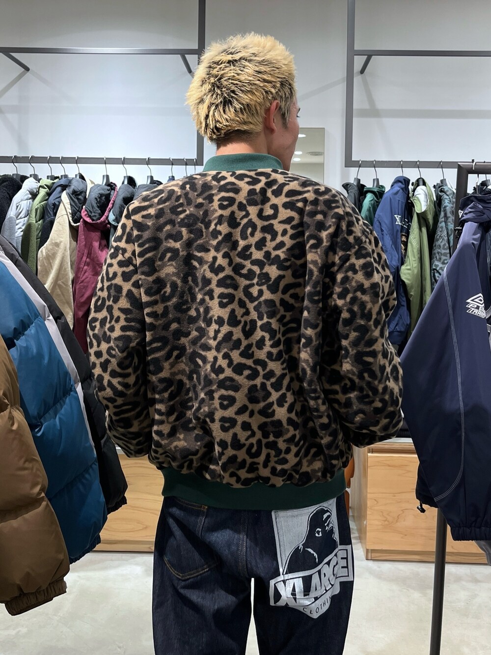 グリーン系のその他アウター、ブルー系のデニムパンツを着用したメンズの冬コーディネートの10枚目の写真