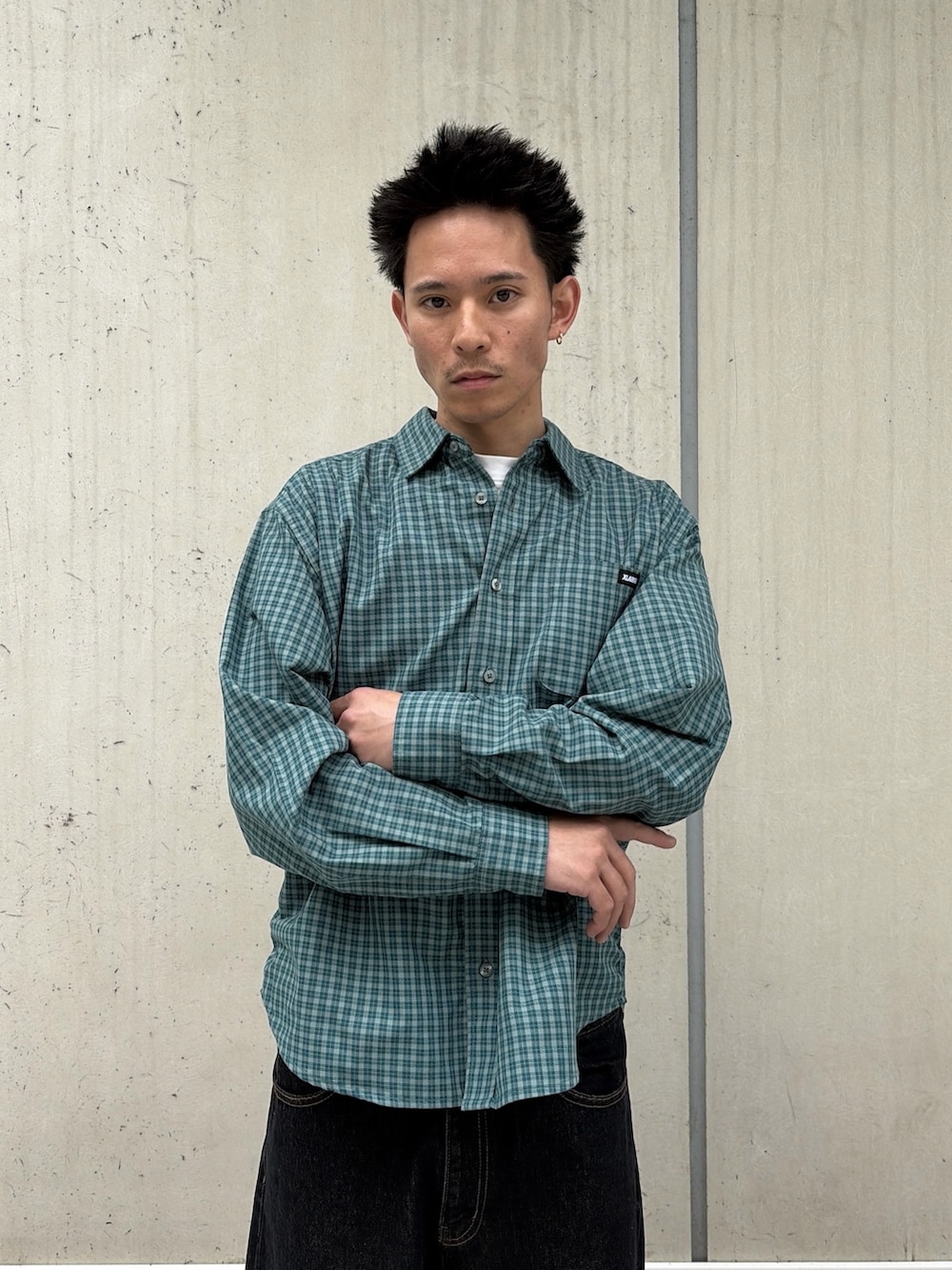 グリーン系のシャツ/ブラウス、ブラック系のデニムパンツを着用したメンズの春コーディネートの7枚目の写真