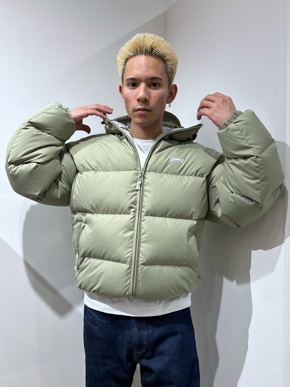 その他のダウンジャケット/コート、ブラック系のその他パンツを着用したメンズの冬コーディネートの8枚目の写真