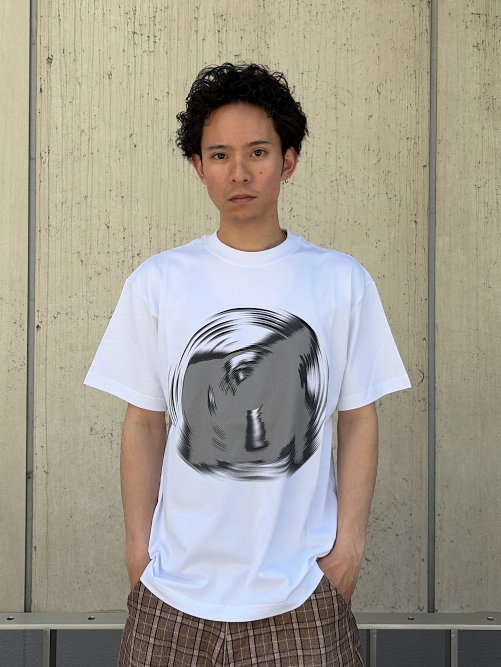 ブラック系のTシャツ/カットソー、その他のその他パンツを着用したメンズの春コーディネートの5枚目の写真
