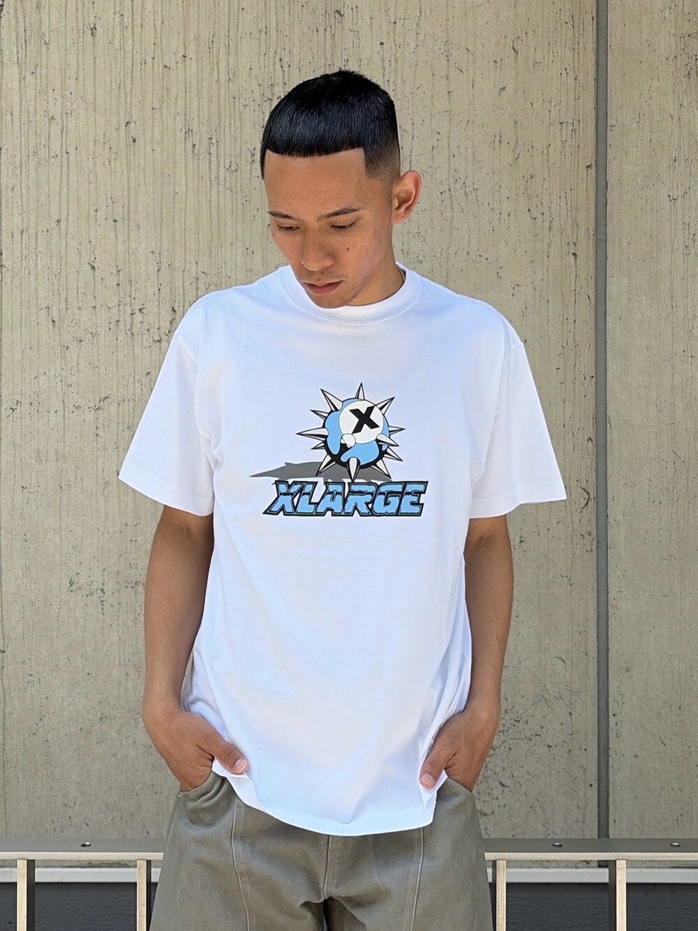 ホワイト系のTシャツ/カットソー、グレー系のその他パンツを着用したメンズの夏コーディネートの5枚目の写真