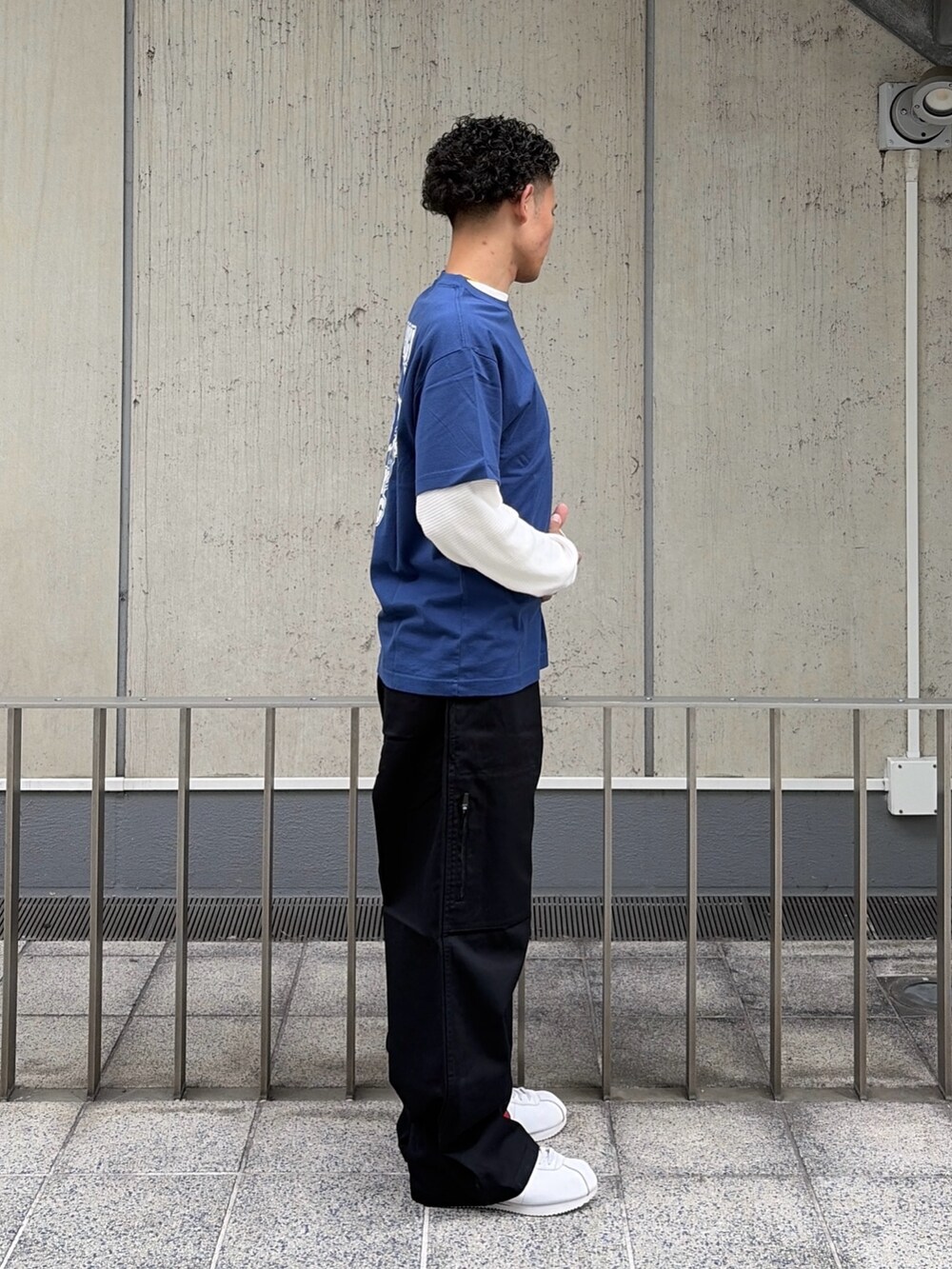 ブルー系のTシャツ/カットソー、ホワイト系のTシャツ/カットソー、ブラック系のその他パンツを着用したメンズの夏コーディネートの4枚目の写真