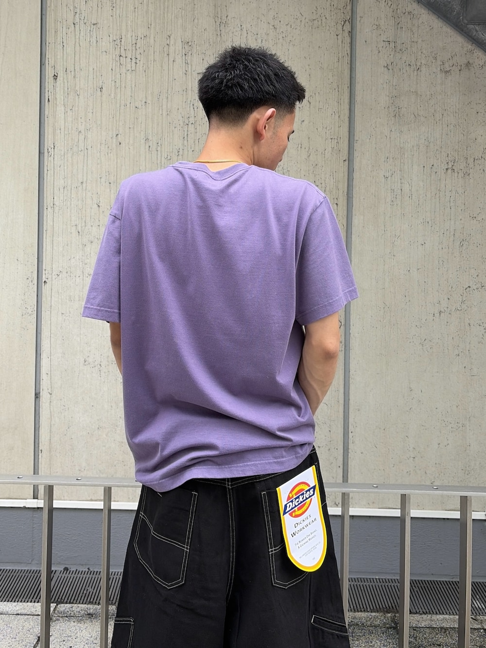 ブラック系のTシャツ/カットソー、グリーン系のデニムパンツを着用したメンズの夏コーディネートの7枚目の写真