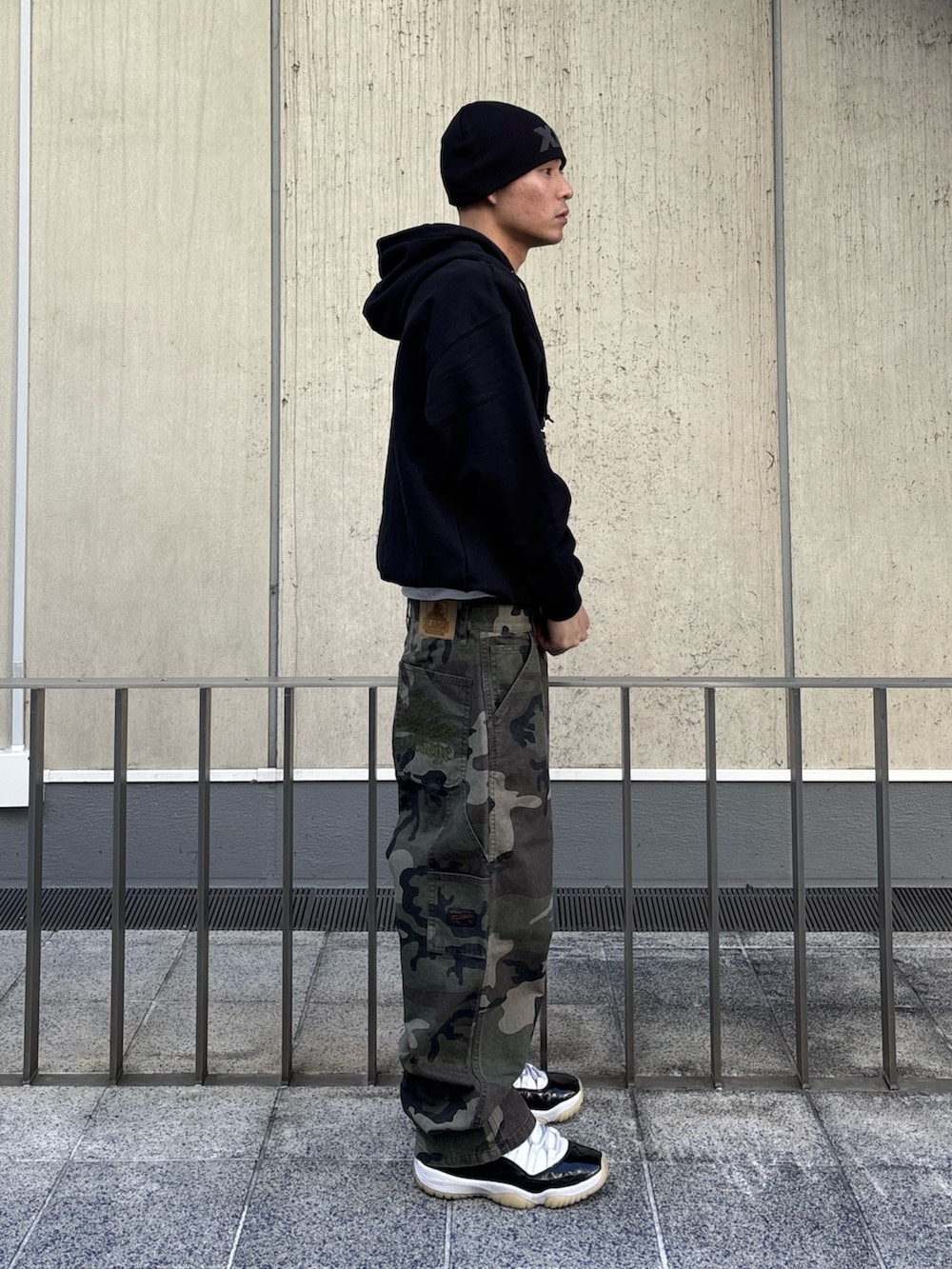 ブラック系のパーカー、その他のその他パンツ、ピンク系のニットキャップ/ビーニーを着用したメンズの冬コーディネートの3枚目の写真