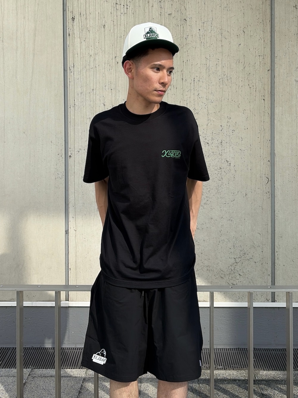 ブラック系のTシャツ/カットソー、ブラック系のその他パンツ、ホワイト系のキャップを着用したメンズの夏コーディネートの8枚目の写真