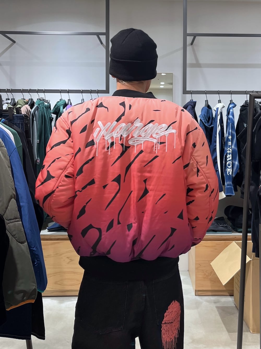 ブラック系のブルゾン、ブラック系のスウェット、ブラック系のデニムパンツを着用したメンズの秋コーディネートの10枚目の写真