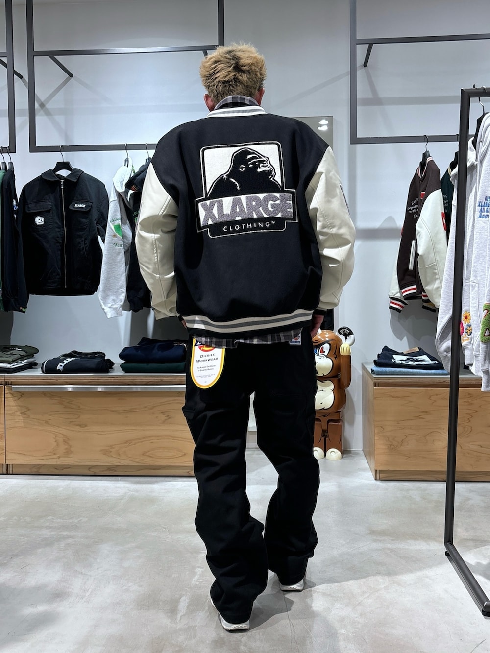 ブラック系のスタジャン、グレー系のシャツ/ブラウス、ブラック系のその他パンツを着用したメンズの冬コーディネートの4枚目の写真