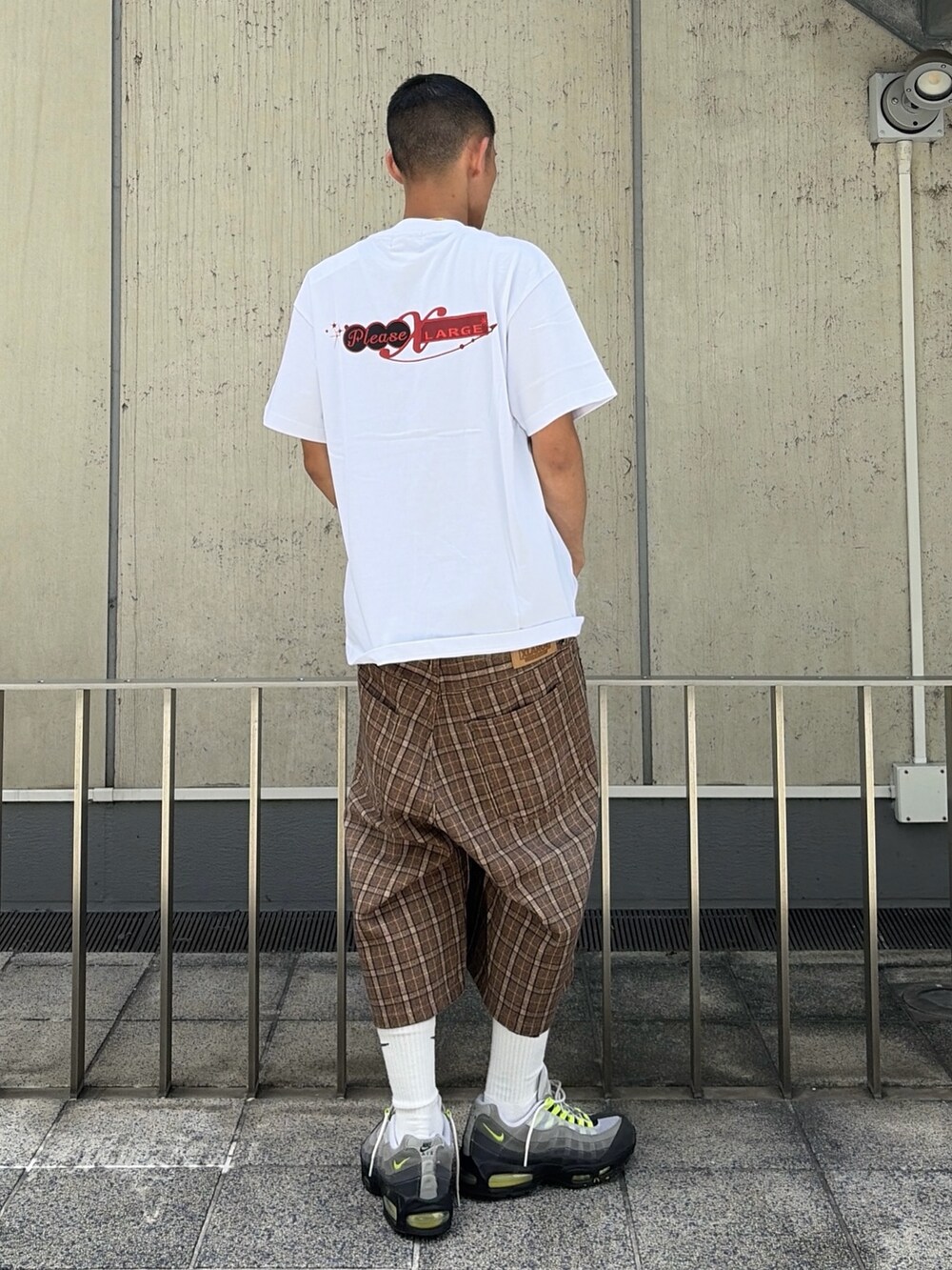 ホワイト系のTシャツ/カットソー、その他のその他パンツを着用したメンズの夏コーディネートの4枚目の写真