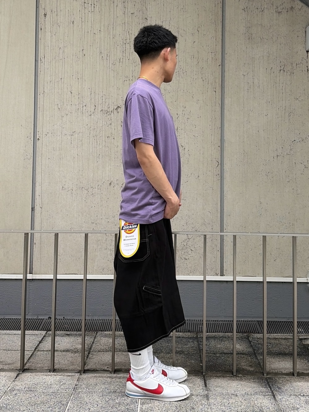ブラック系のTシャツ/カットソー、グリーン系のデニムパンツを着用したメンズの夏コーディネートの4枚目の写真