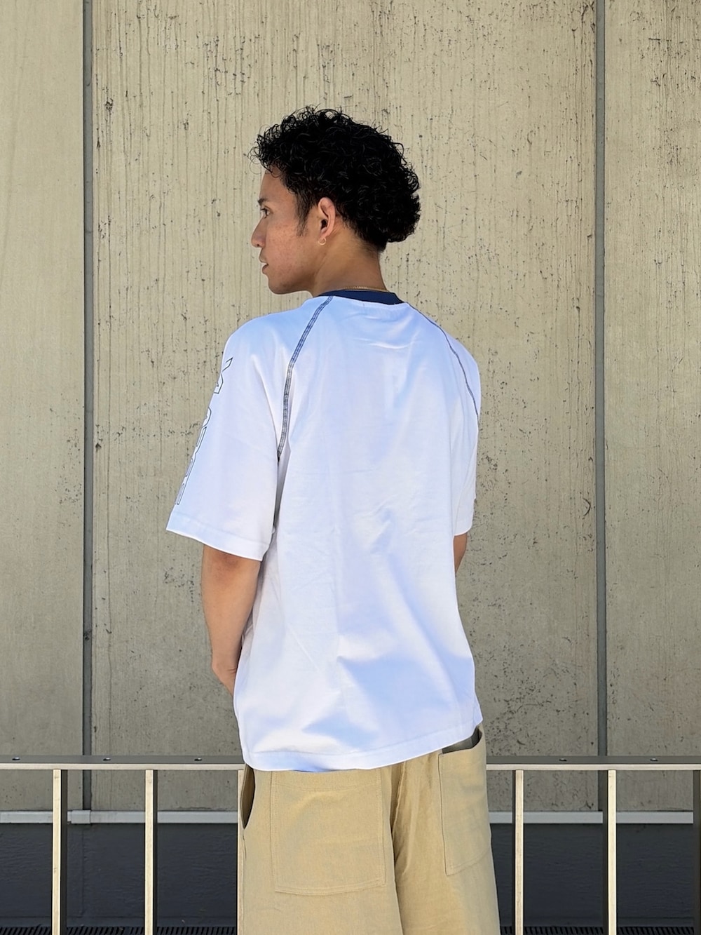ブラック系のTシャツ/カットソー、ブラック系のスウェットパンツを着用したメンズの春コーディネートの7枚目の写真