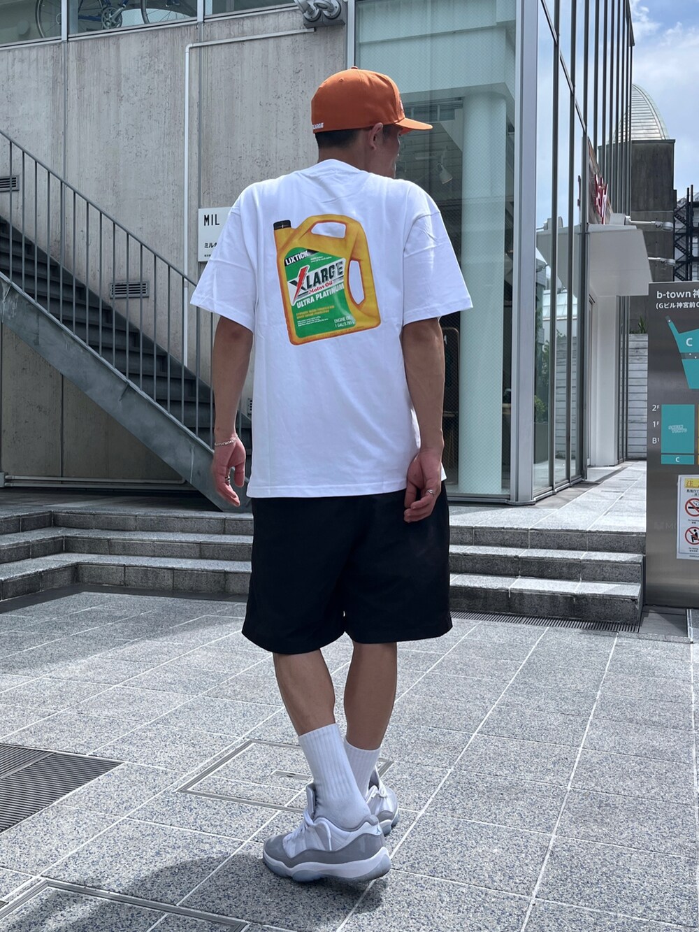 ホワイト系のTシャツ/カットソー、ブラウン系のその他パンツを着用したメンズの夏コーディネートの5枚目の写真