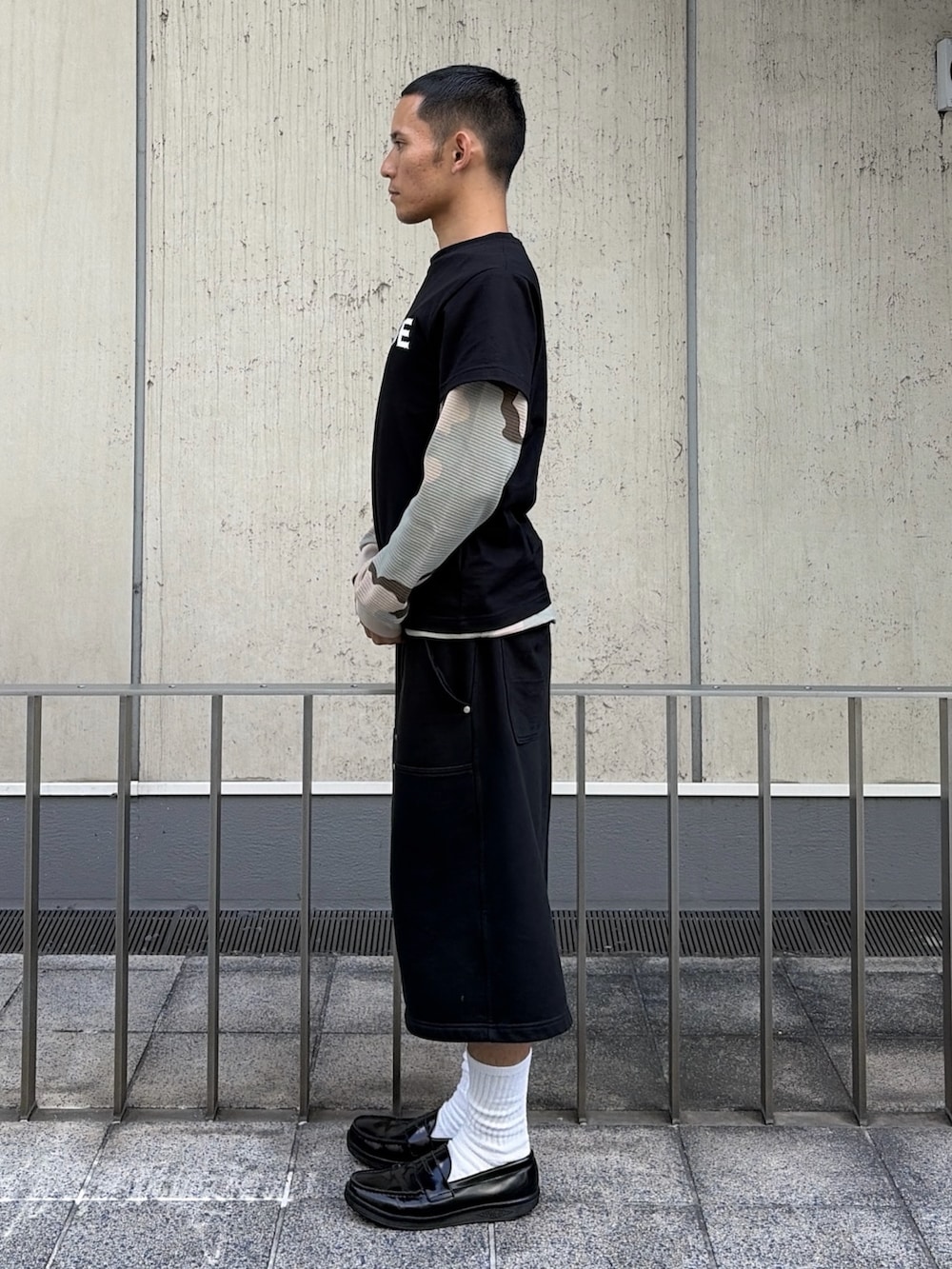 ピンク系のTシャツ/カットソー、その他のTシャツ/カットソー、グレー系のスウェットパンツを着用したメンズの夏コーディネートの2枚目の写真