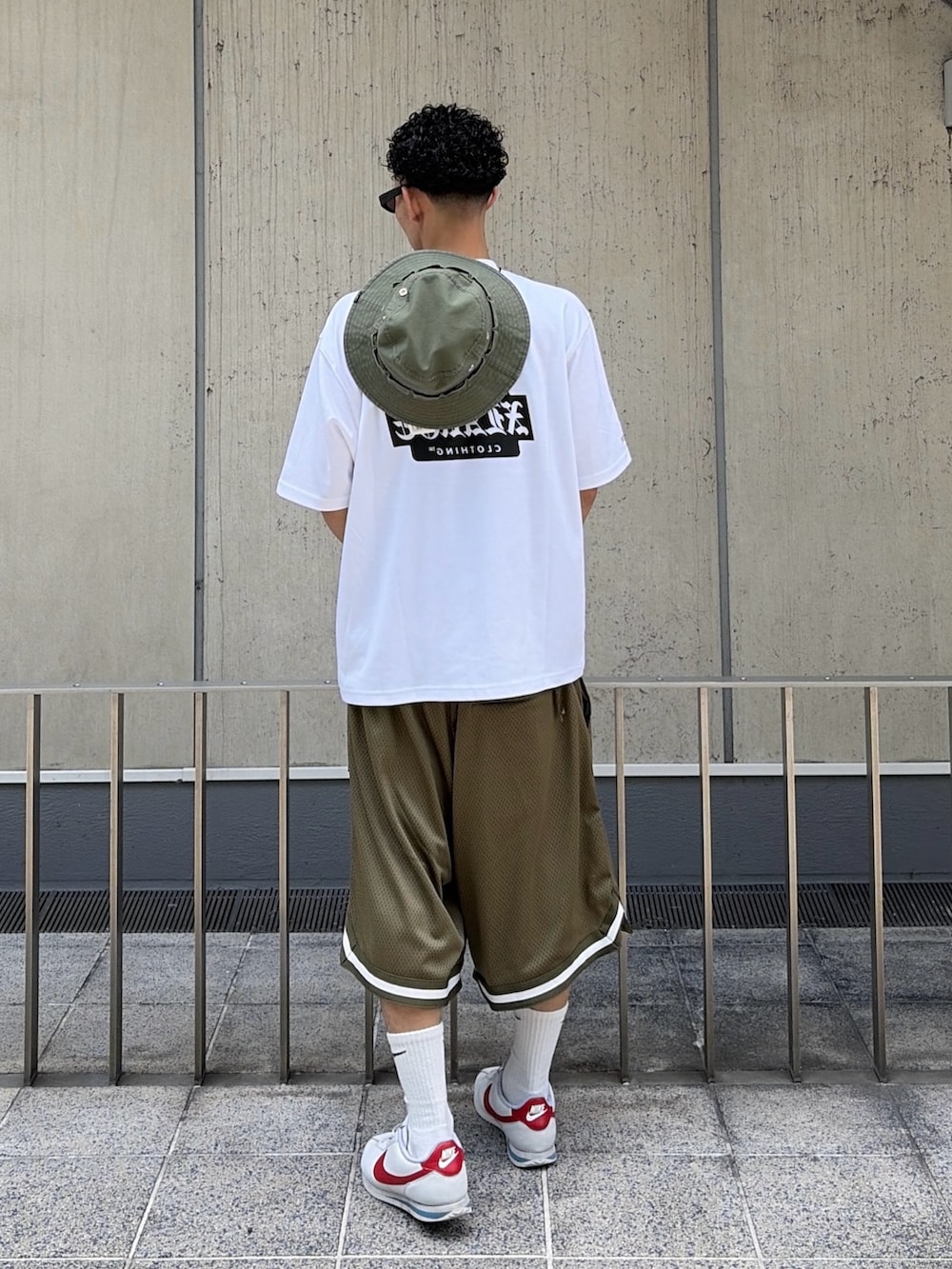 ブラック系のTシャツ/カットソー、ブラック系のその他パンツ、ブラック系のハットを着用したメンズの夏コーディネートの7枚目の写真